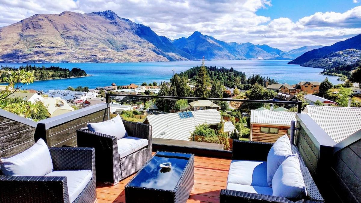 Stunning Home With Amazing Wakatipu Lake Views クイーンズタウン エクステリア 写真