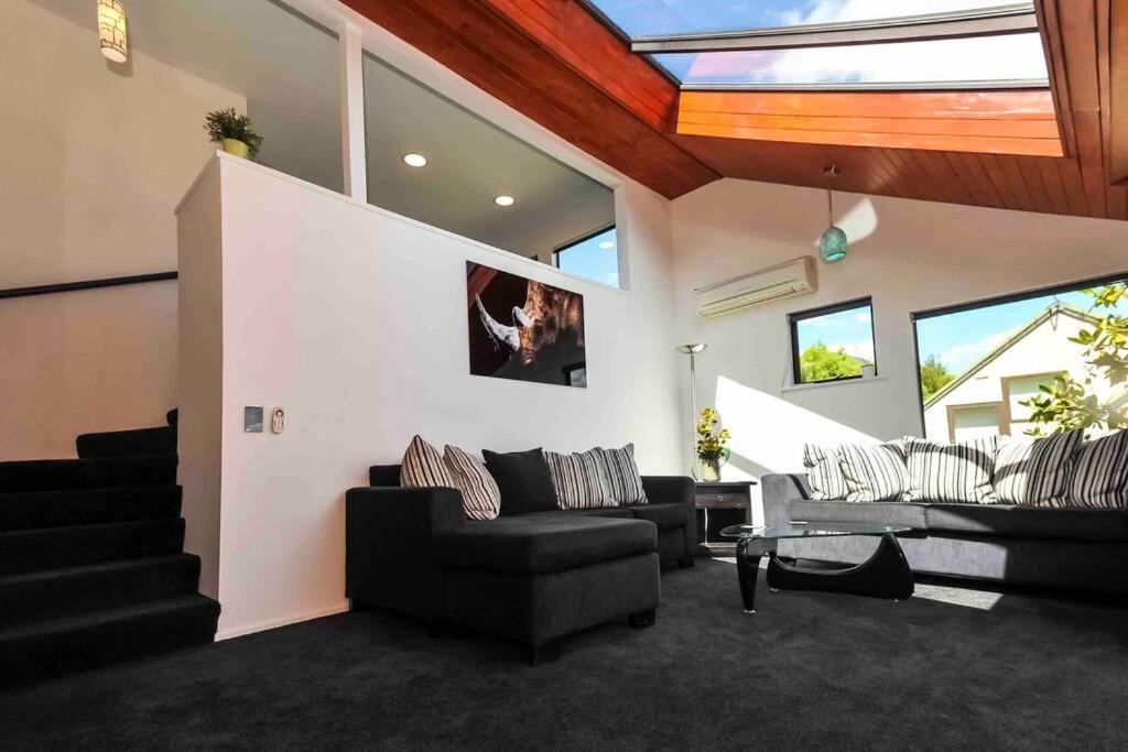 Stunning Home With Amazing Wakatipu Lake Views クイーンズタウン エクステリア 写真