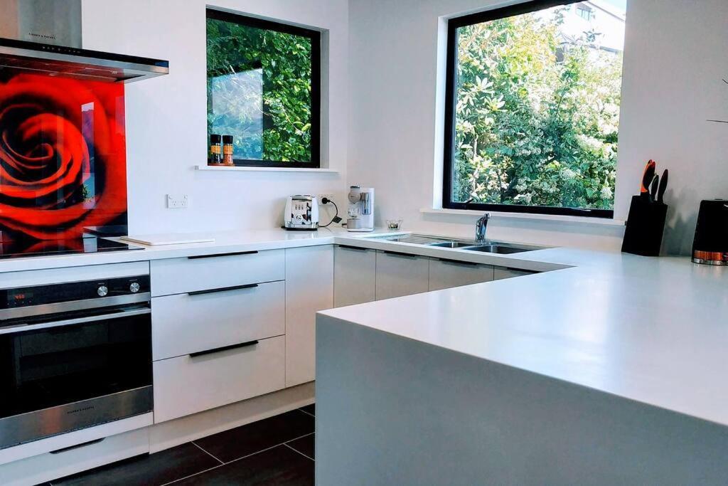Stunning Home With Amazing Wakatipu Lake Views クイーンズタウン エクステリア 写真