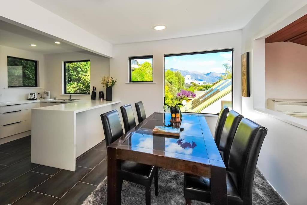 Stunning Home With Amazing Wakatipu Lake Views クイーンズタウン エクステリア 写真
