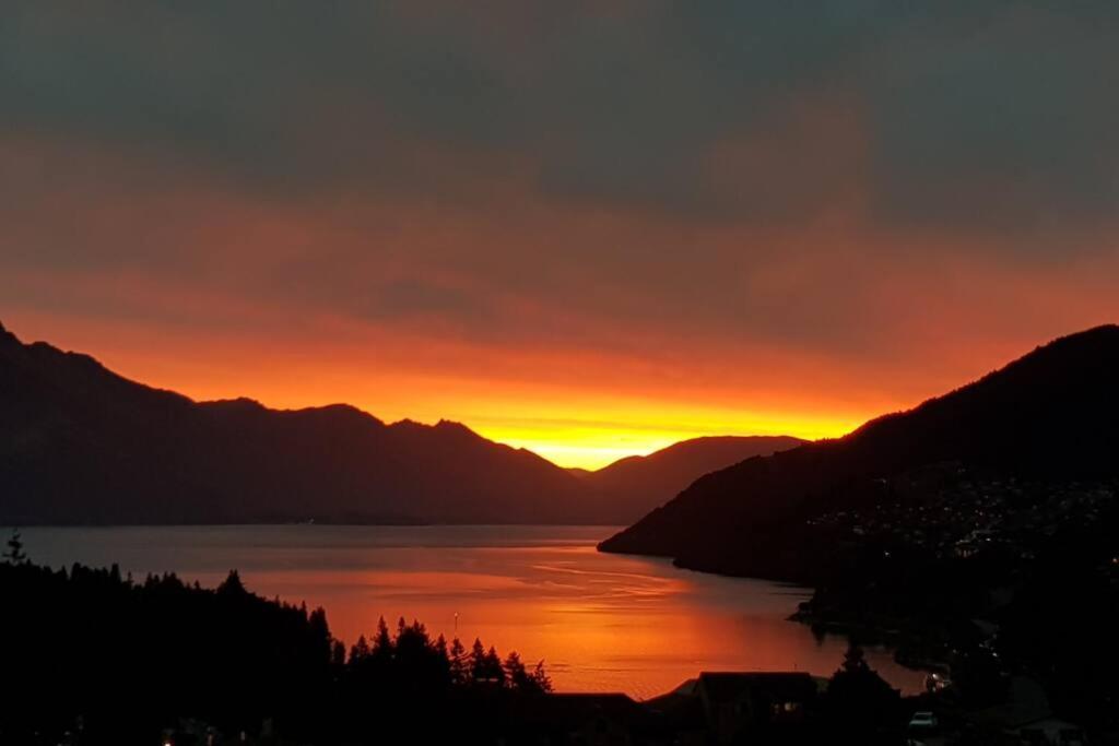 Stunning Home With Amazing Wakatipu Lake Views クイーンズタウン エクステリア 写真