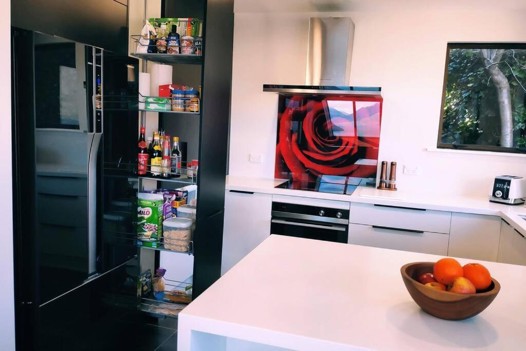 Stunning Home With Amazing Wakatipu Lake Views クイーンズタウン エクステリア 写真
