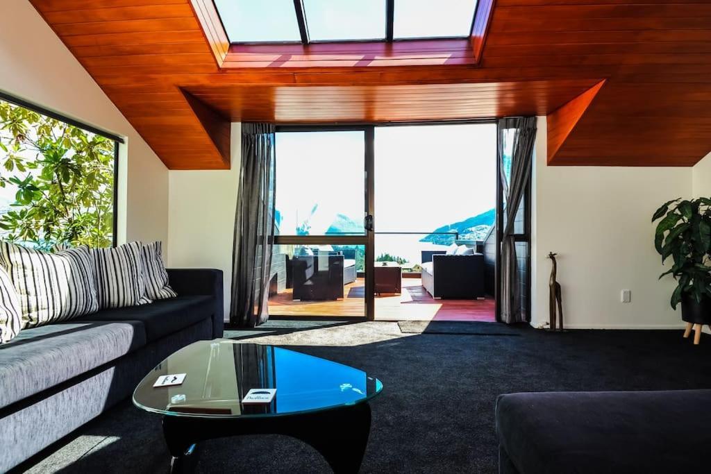 Stunning Home With Amazing Wakatipu Lake Views クイーンズタウン エクステリア 写真