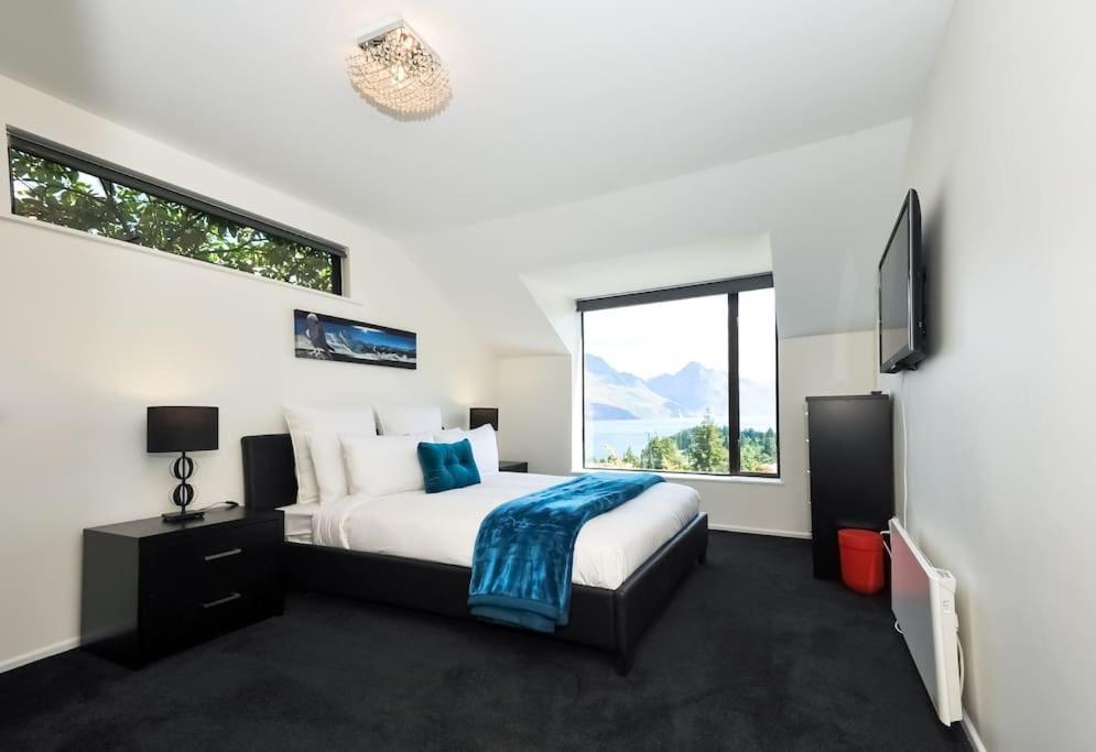 Stunning Home With Amazing Wakatipu Lake Views クイーンズタウン エクステリア 写真