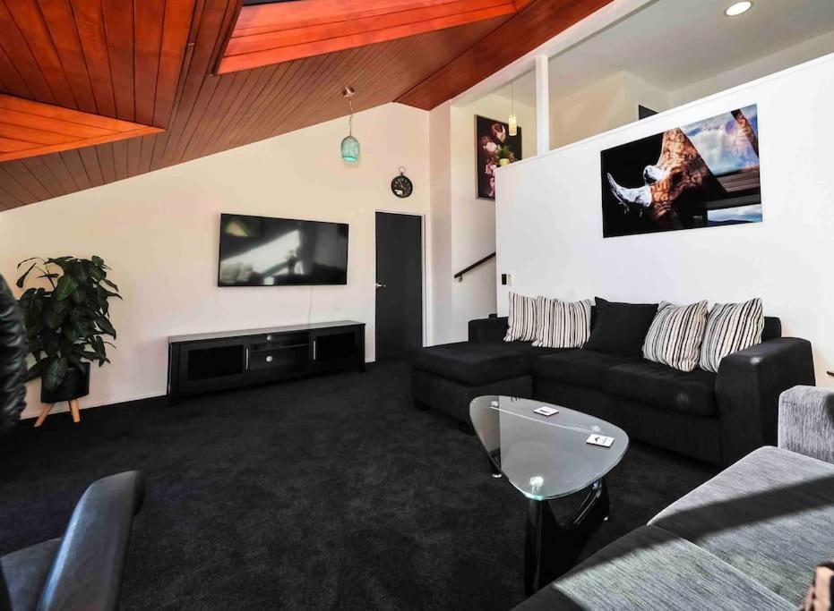 Stunning Home With Amazing Wakatipu Lake Views クイーンズタウン エクステリア 写真