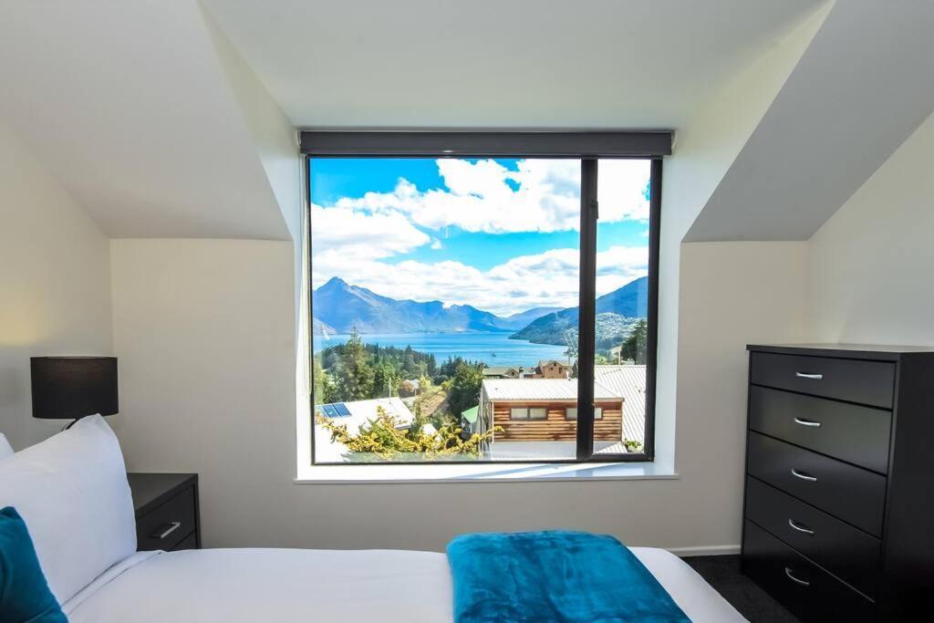 Stunning Home With Amazing Wakatipu Lake Views クイーンズタウン エクステリア 写真