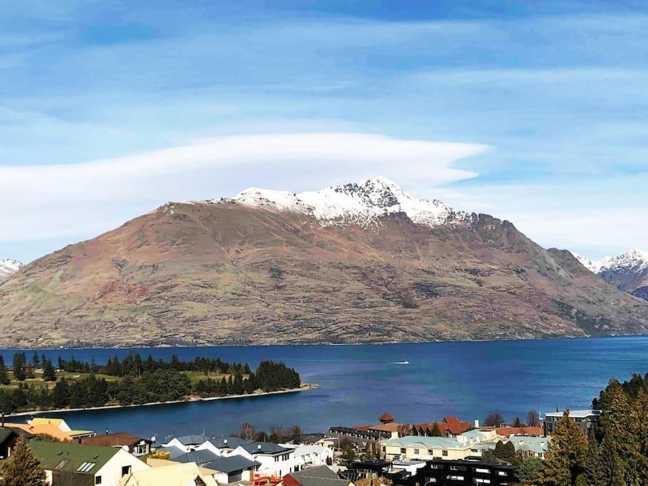 Stunning Home With Amazing Wakatipu Lake Views クイーンズタウン エクステリア 写真