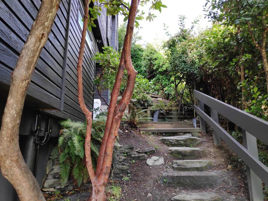 Stunning Home With Amazing Wakatipu Lake Views クイーンズタウン エクステリア 写真
