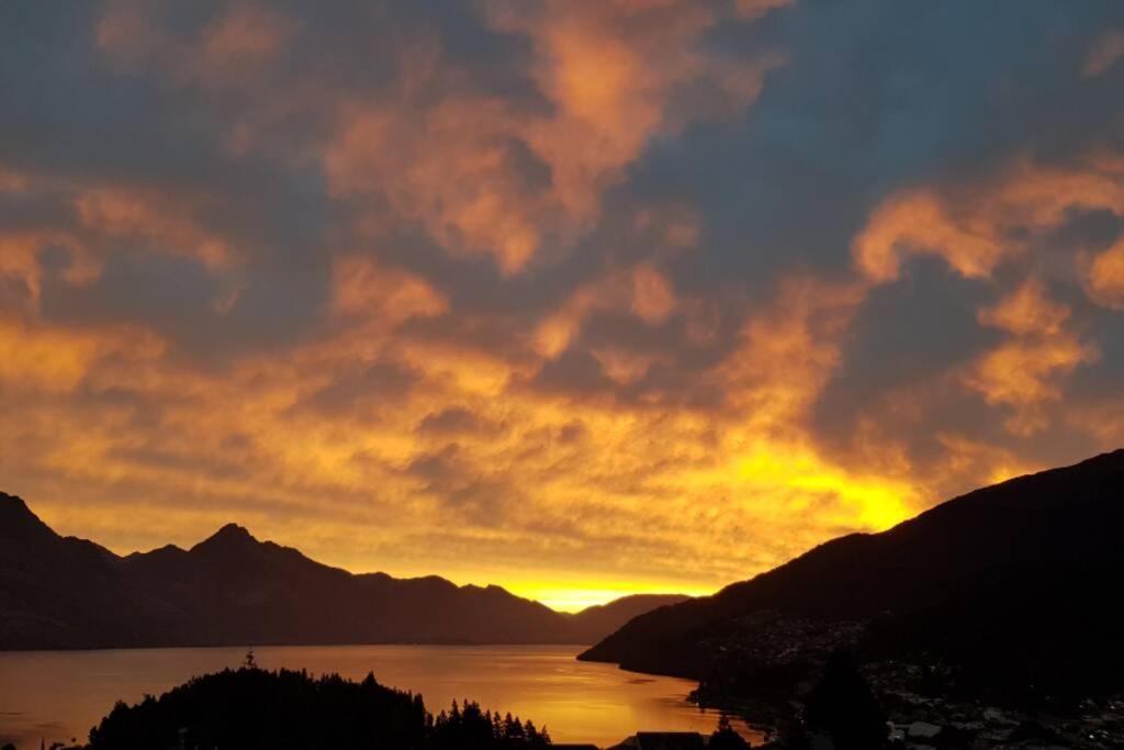 Stunning Home With Amazing Wakatipu Lake Views クイーンズタウン エクステリア 写真