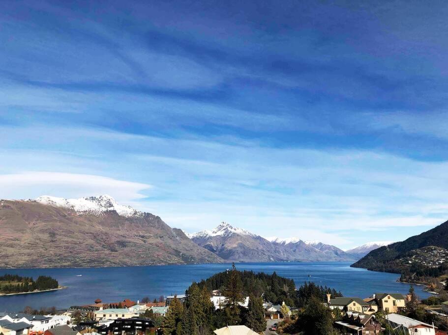 Stunning Home With Amazing Wakatipu Lake Views クイーンズタウン エクステリア 写真