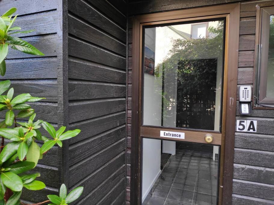 Stunning Home With Amazing Wakatipu Lake Views クイーンズタウン エクステリア 写真