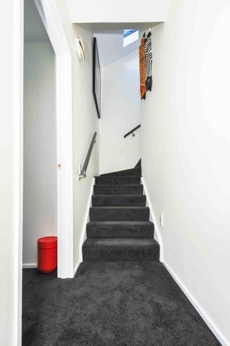 Stunning Home With Amazing Wakatipu Lake Views クイーンズタウン エクステリア 写真