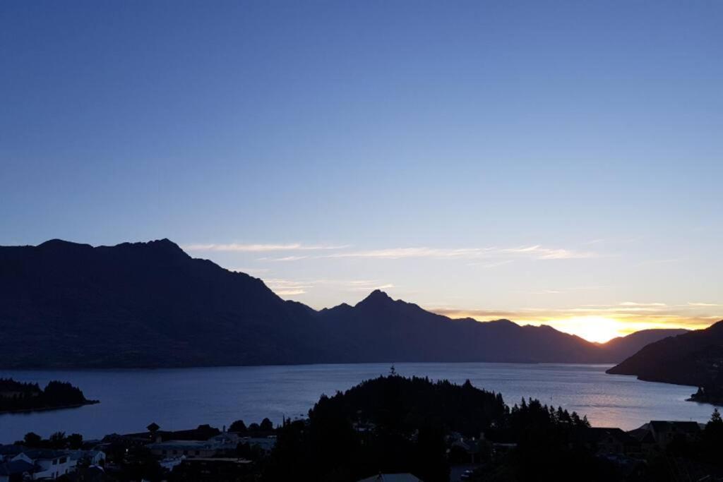 Stunning Home With Amazing Wakatipu Lake Views クイーンズタウン エクステリア 写真