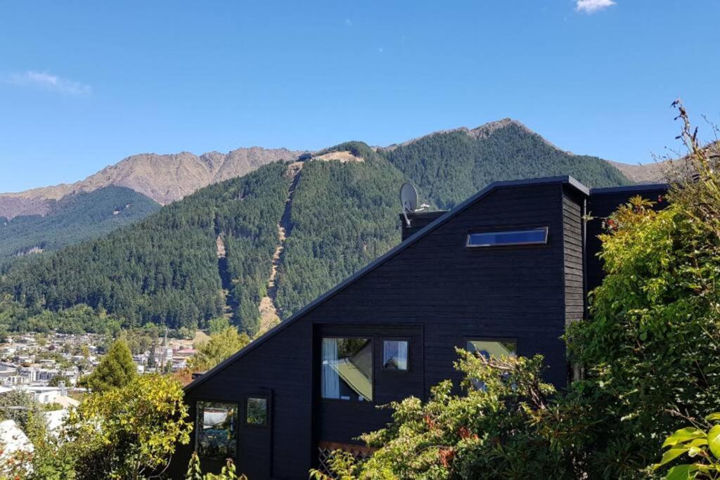 Stunning Home With Amazing Wakatipu Lake Views クイーンズタウン エクステリア 写真