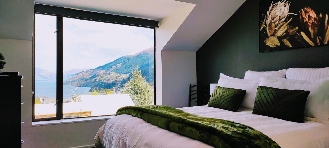 Stunning Home With Amazing Wakatipu Lake Views クイーンズタウン エクステリア 写真