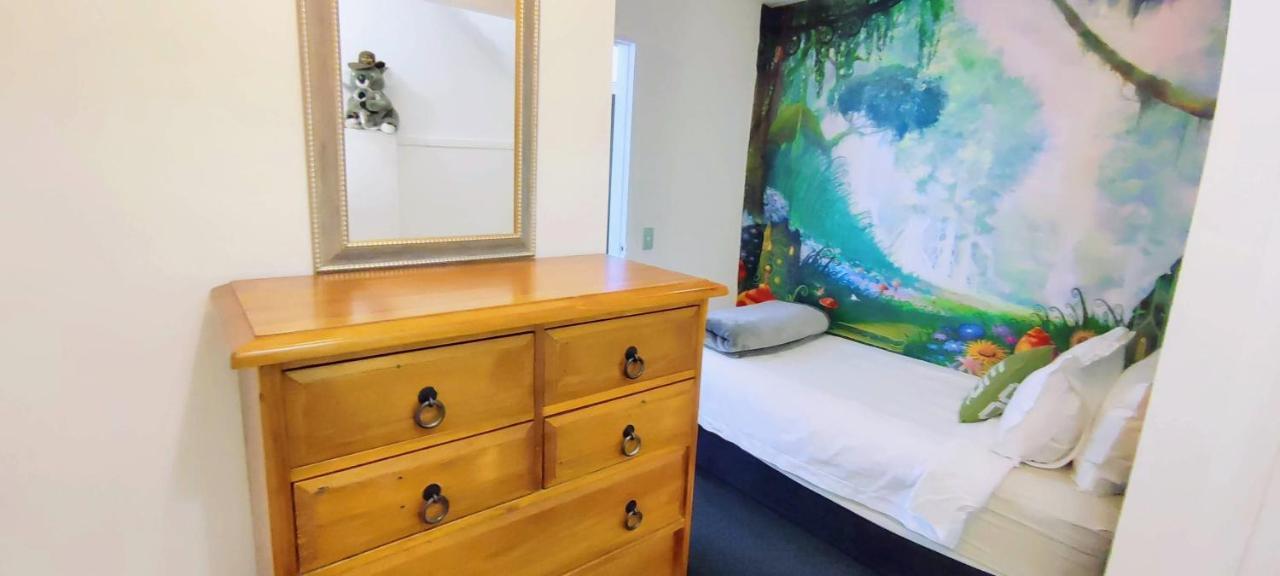 Stunning Home With Amazing Wakatipu Lake Views クイーンズタウン エクステリア 写真
