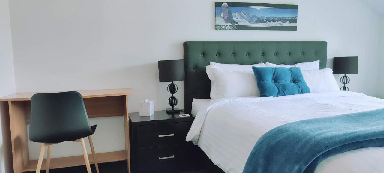 Stunning Home With Amazing Wakatipu Lake Views クイーンズタウン エクステリア 写真